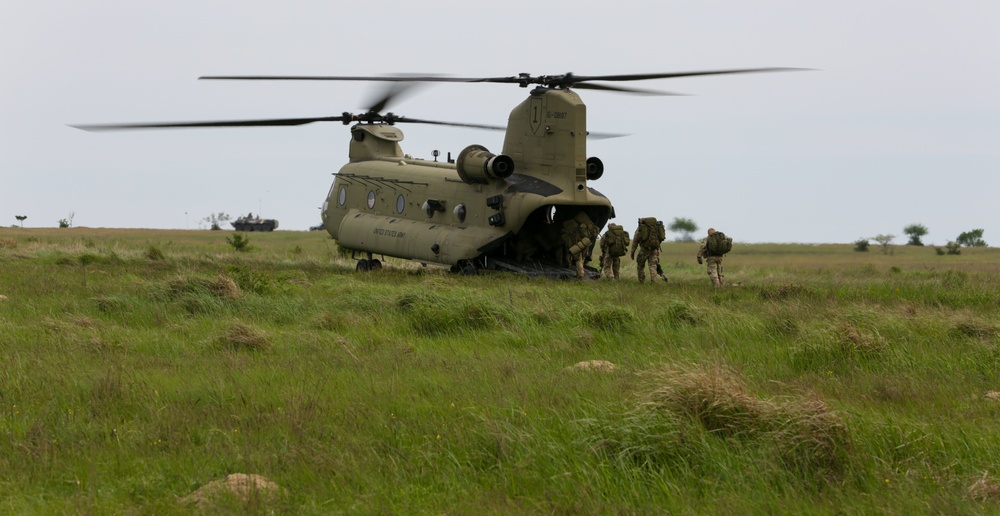 Soldiers load into CH-47