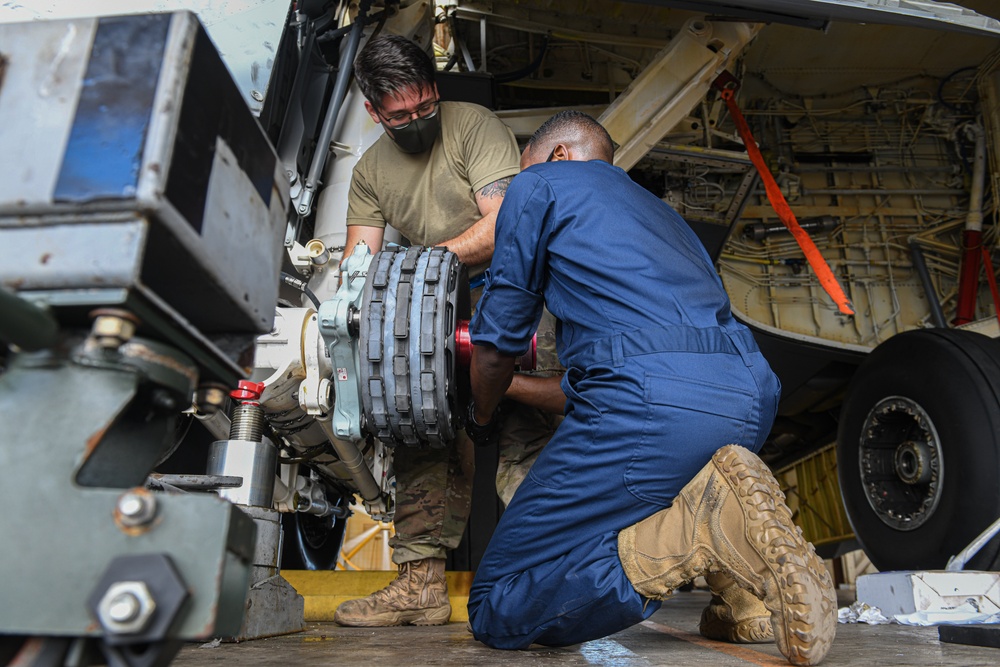 909 AMU KC-135 brake replacement