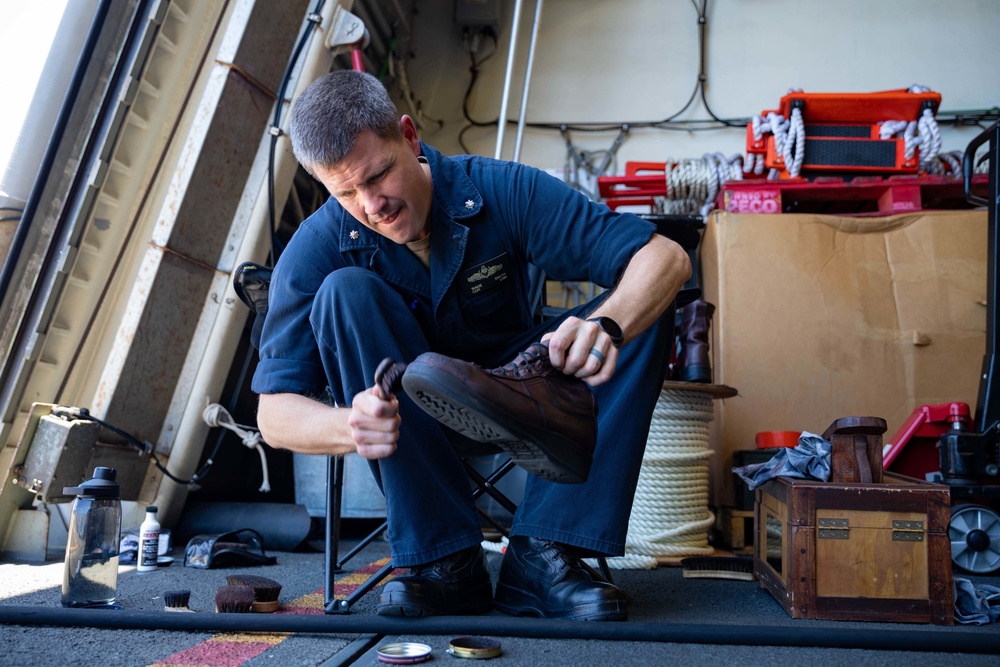 Commanding Officer of USS Sioux City Helps Shine Sailors’ Boots