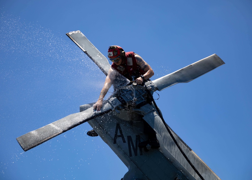 HSC 22 Crewmember Conducts Fresh Water Washdown