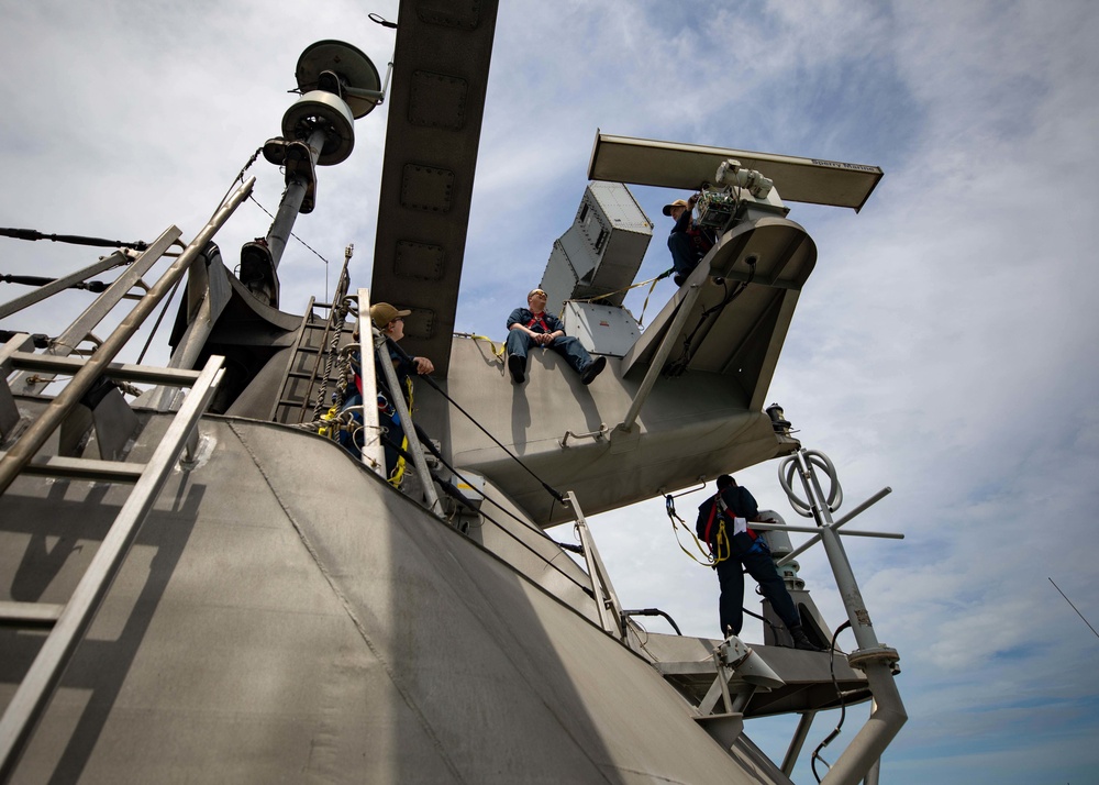 USS Sioux City Sailors Conducts Maintenance on the Ship's Mast