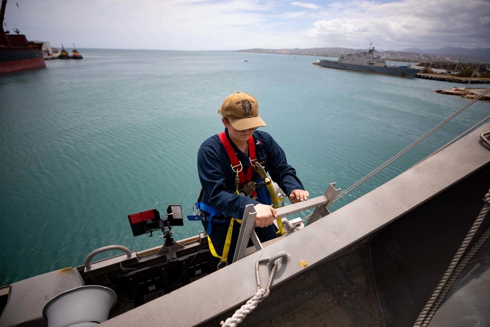 USS Sioux City Sailor Conducts Maintenance on the Ship's Radar