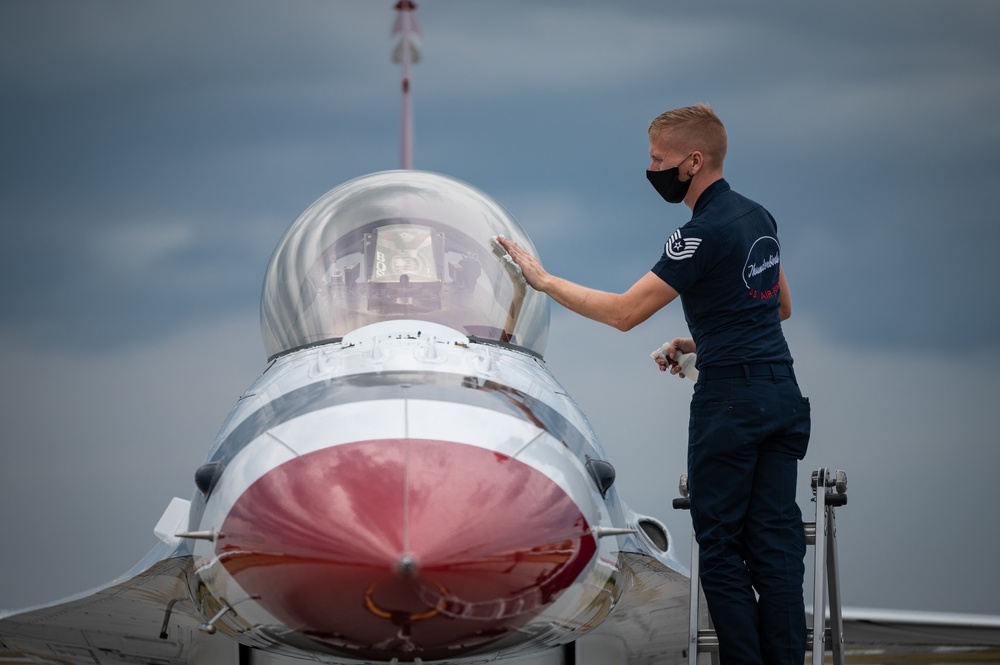 Thunderbirds Arrive at Patrick Space Force Base for Cocoa Beach Air show