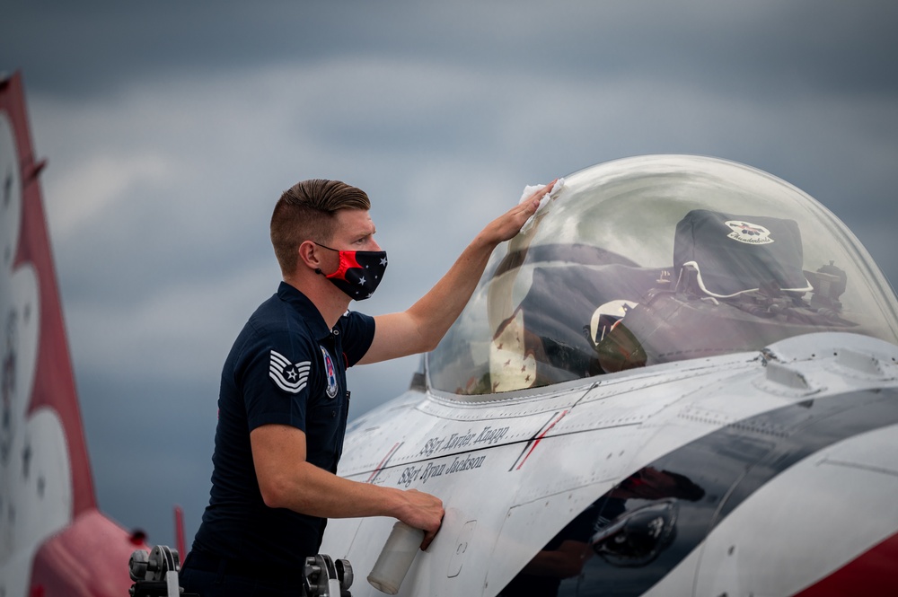 Thunderbirds Arrive at Patrick Space Force Base for Cocoa Beach Air show