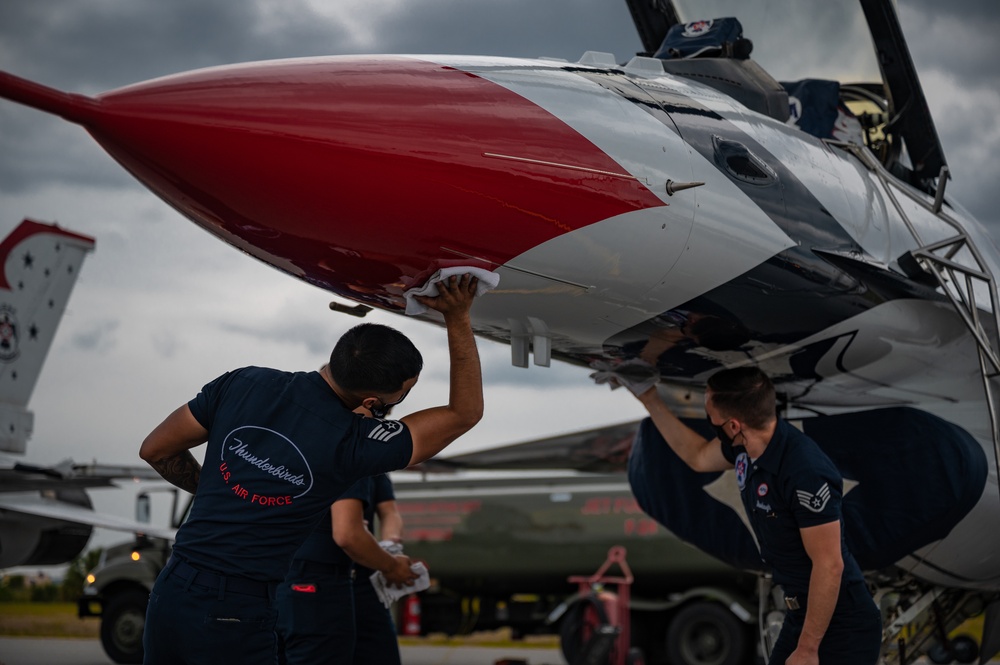 Thunderbirds Arrive at Patrick Space Force Base for Cocoa Beach Air show