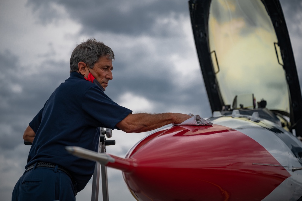 Thunderbirds Arrive at Patrick Space Force Base for Cocoa Beach Air show