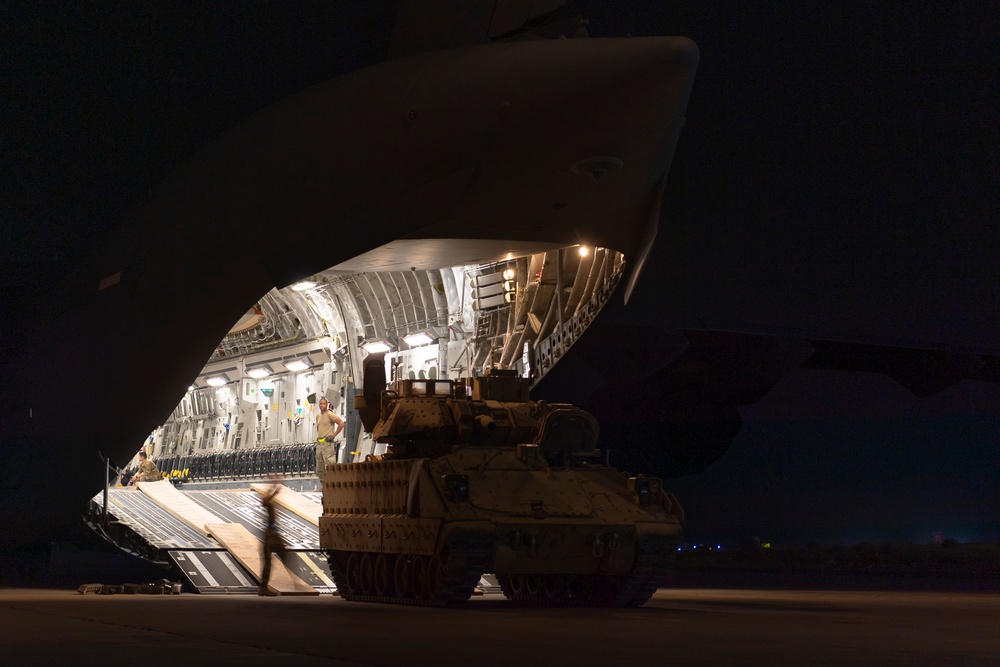 USAF, USA load cargo, Soldiers
