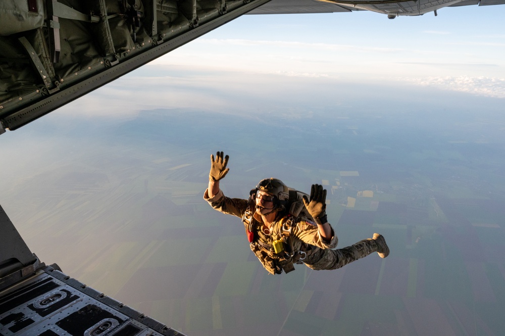 U.S. Air Force Special Operations Forces train with Romanian DCSL during a military free fall exercise.