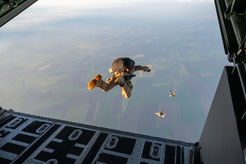 U.S. Air Force Special Operations Forces train with Romanian DCSL during a military free fall exercise.