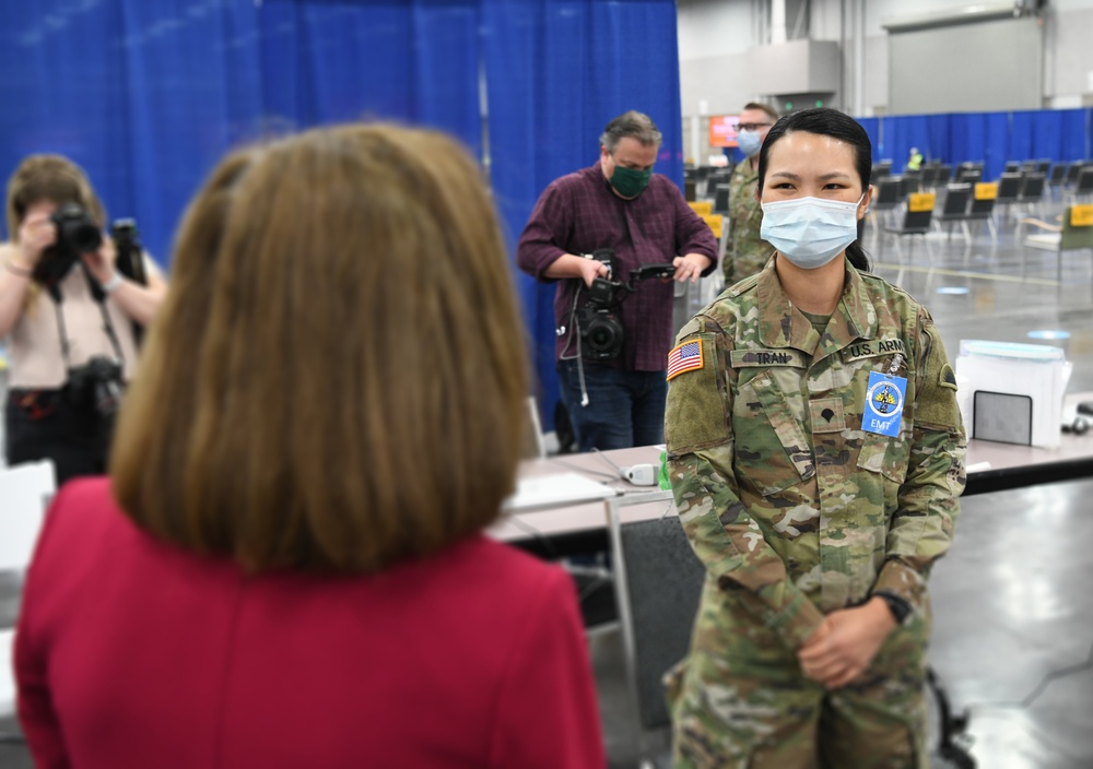 Oregon Governor congratulates team at Oregon Convention Center for 500k vaccines