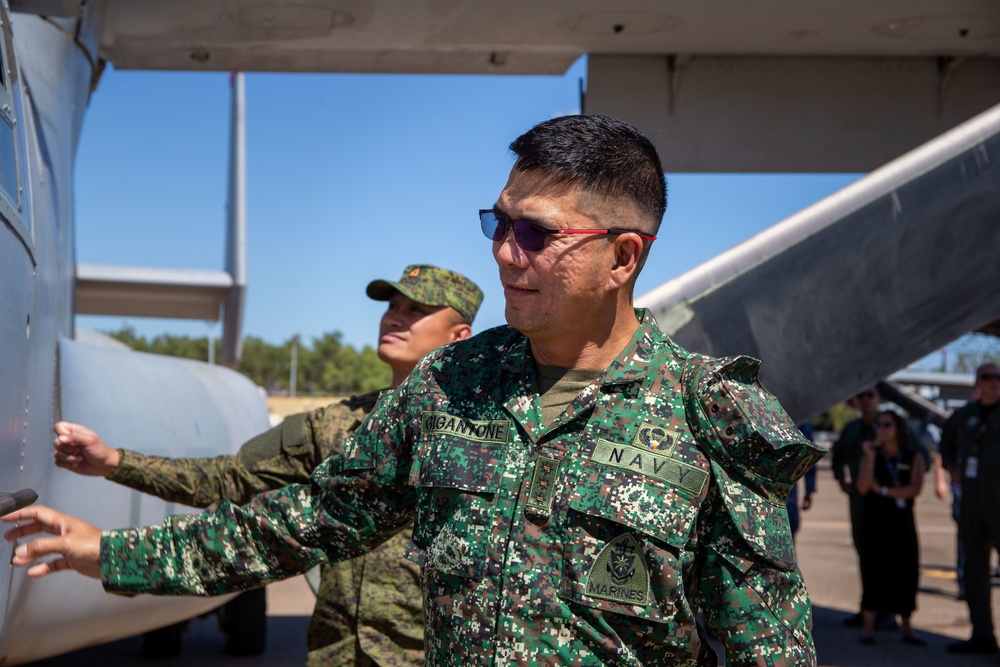 Service Attaché and Advisor Group attends MV-22B static display