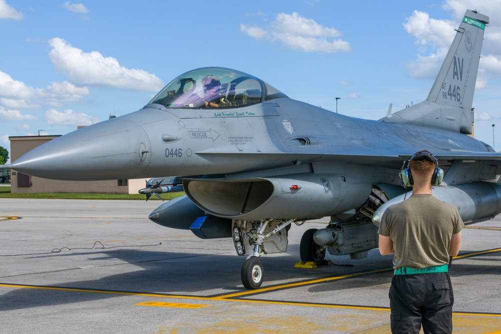 555th FS Airmen perform operations on AK21 F-16s