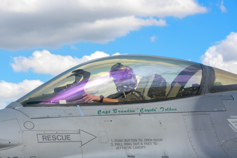 555th FS Airmen perform operations on AK21 F-16s