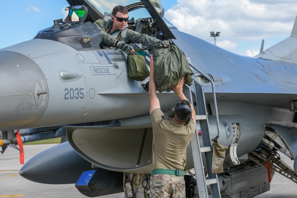 555th FS Airmen perform operations on AK21 F-16s