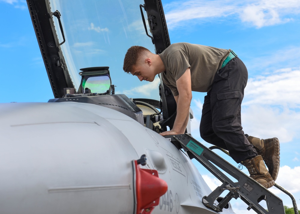 555th FS Airmen perform operations on AK21 F-16s