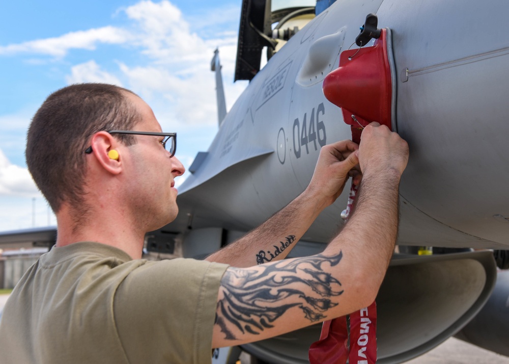 555th FS Airmen perform operations on AK21 F-16s