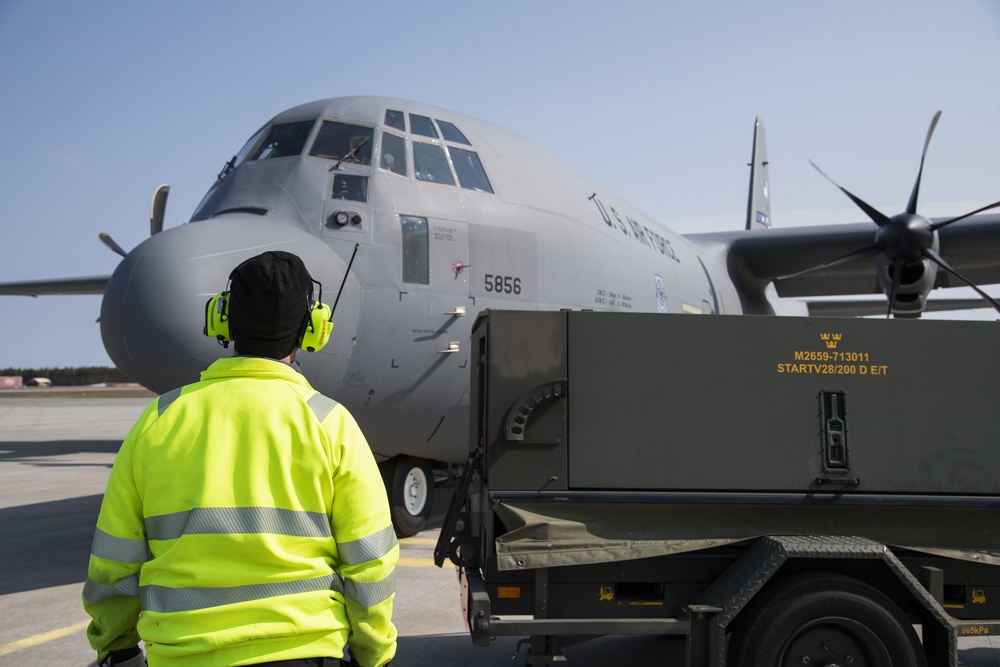 Swedish air force supports USAF members at Kallax AB