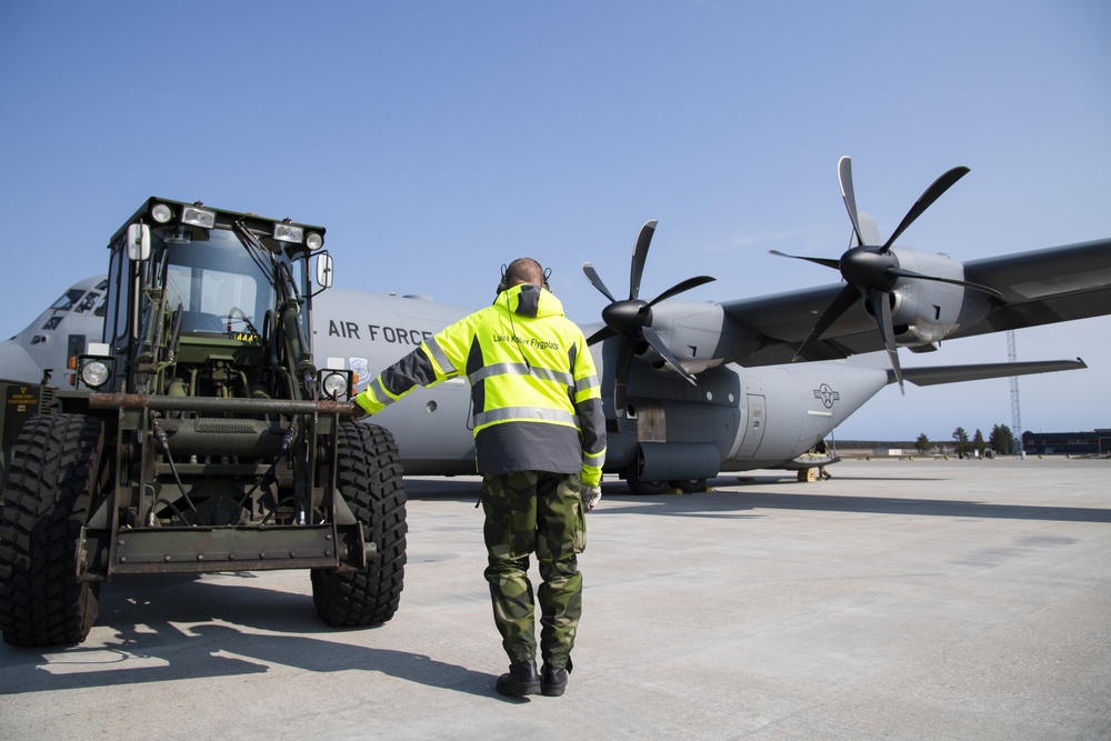 Swedish air force supports USAF members at Kallax AB