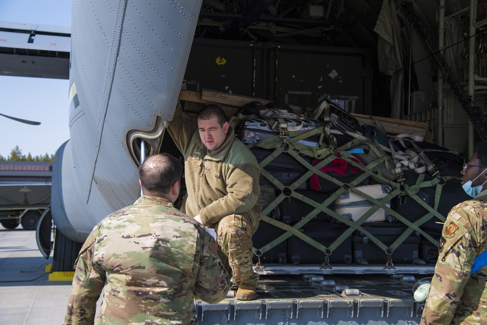 Swedish air force supports USAF members at Kallax AB