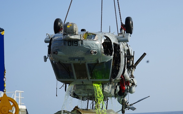 NAVSAFECEN, SUPSALV perform MH-60S deep-water recovery