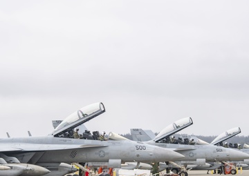 VAQ-142 Returns From Deployment