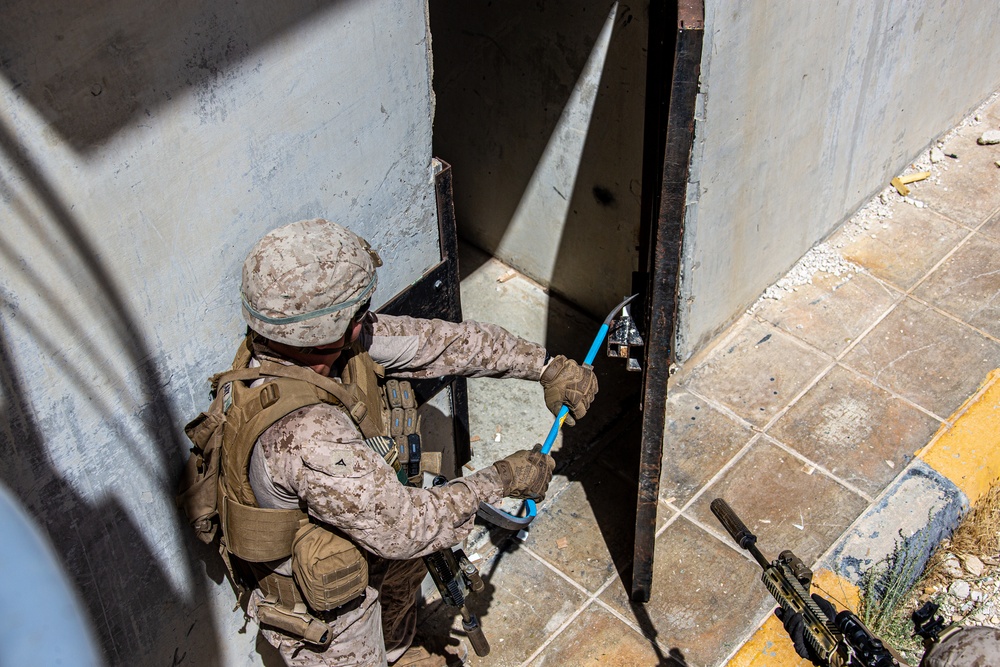 2/1 Conducts Mechanical Breaching