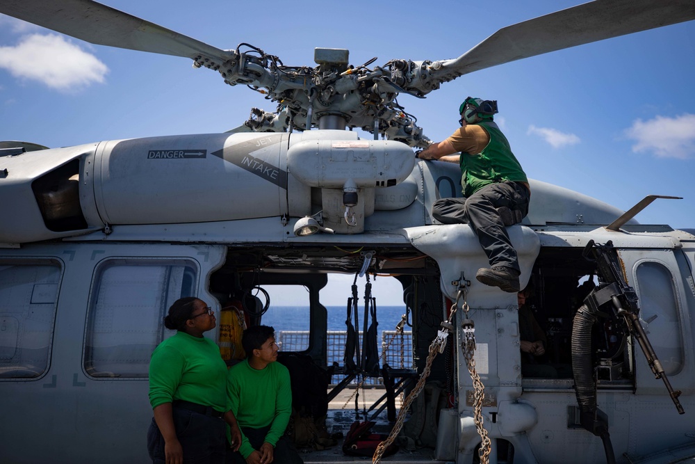 HSC 22 Sailors Prepare Helicopter for Flight