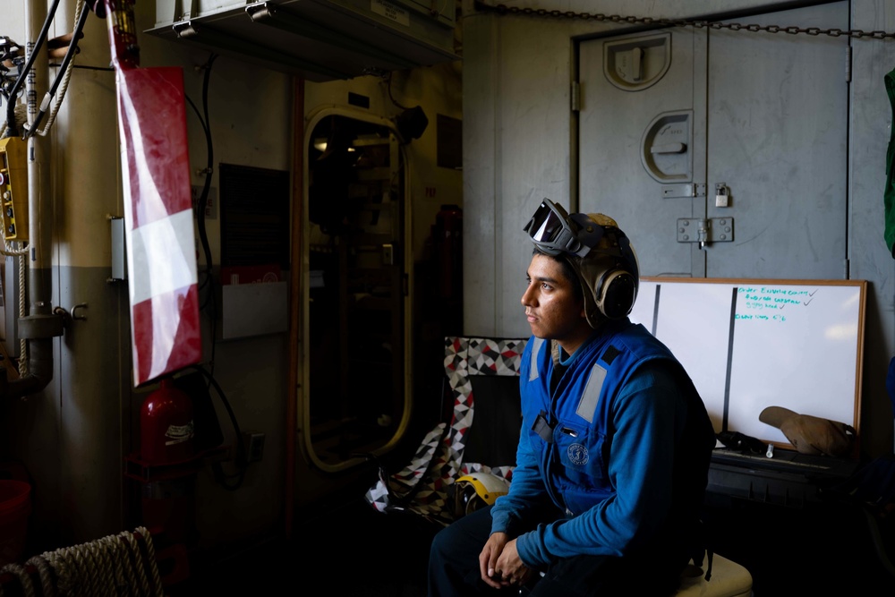 USS Sioux City Sailor Prepares to Conduct Flight Quarters