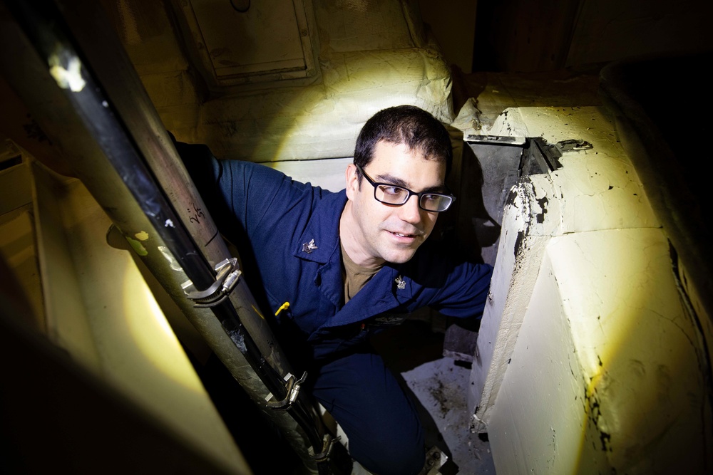 USS Sioux City Sailor Conducts Ship Maintenance