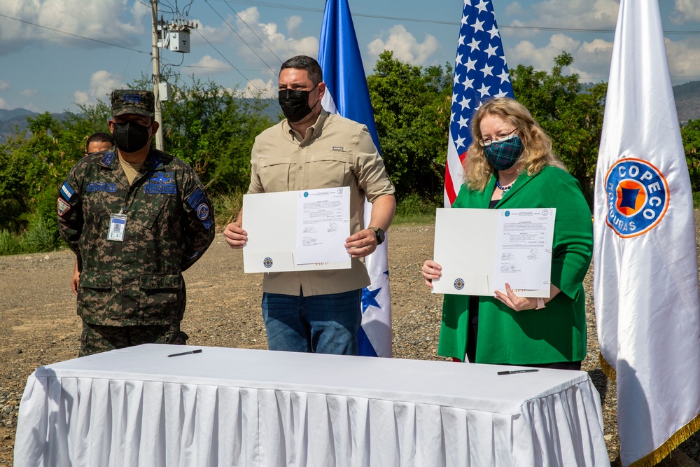 Ribbon cutting ceremony for helicopter landing pad in Tegucigalpa