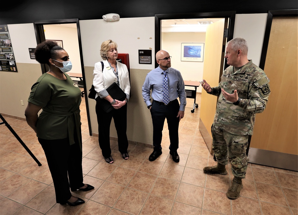 Fort Knox leaders discuss spouse co-work space