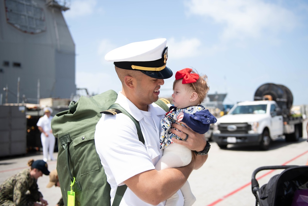USS Russell (DDG 59) Returns to Home Port
