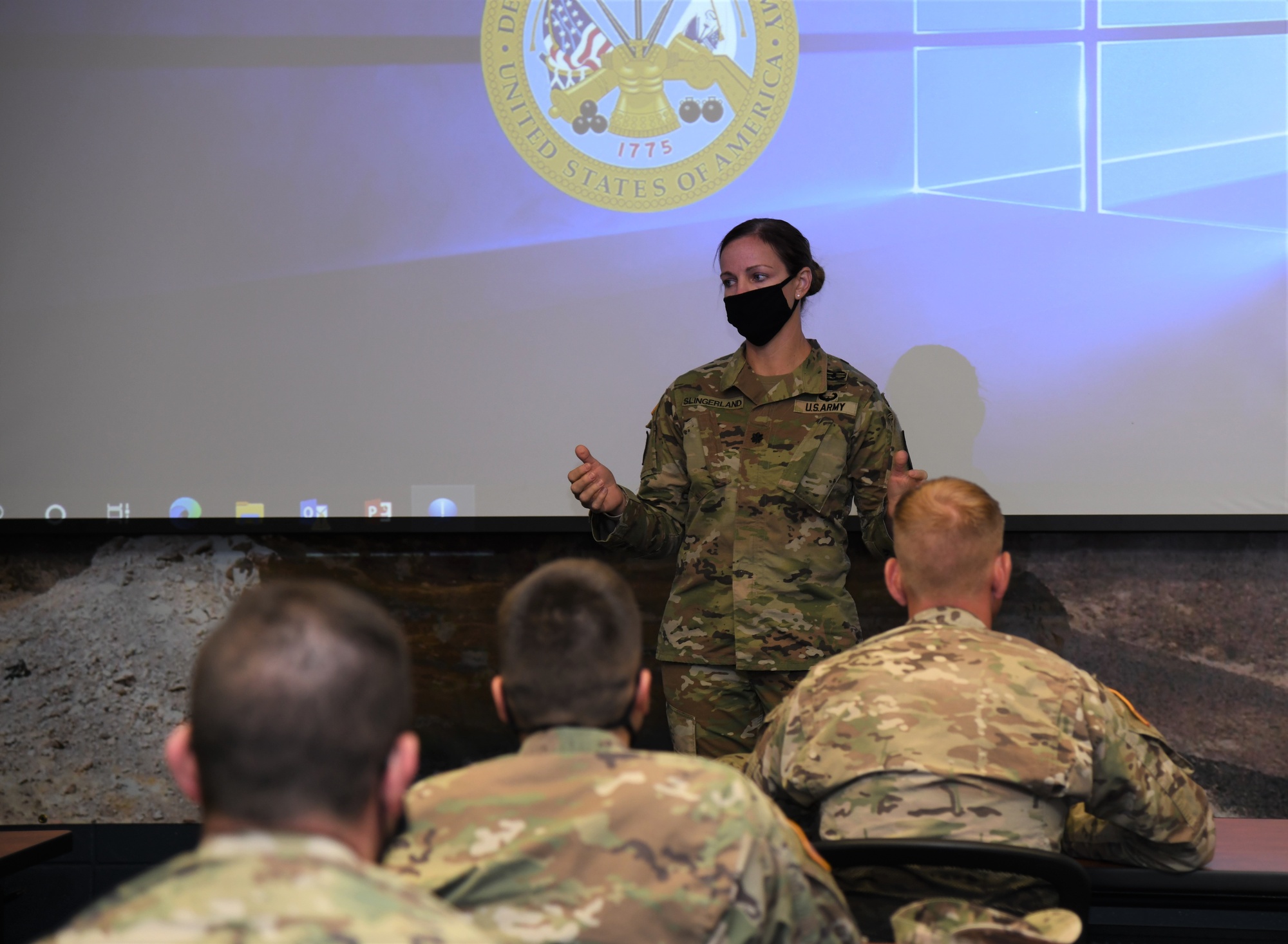 hoog Kaal zuurstof Images - U.S. Army Lt. Col. Katie Slingerland speaks to Aviation Captains  Career Course students - DVIDS