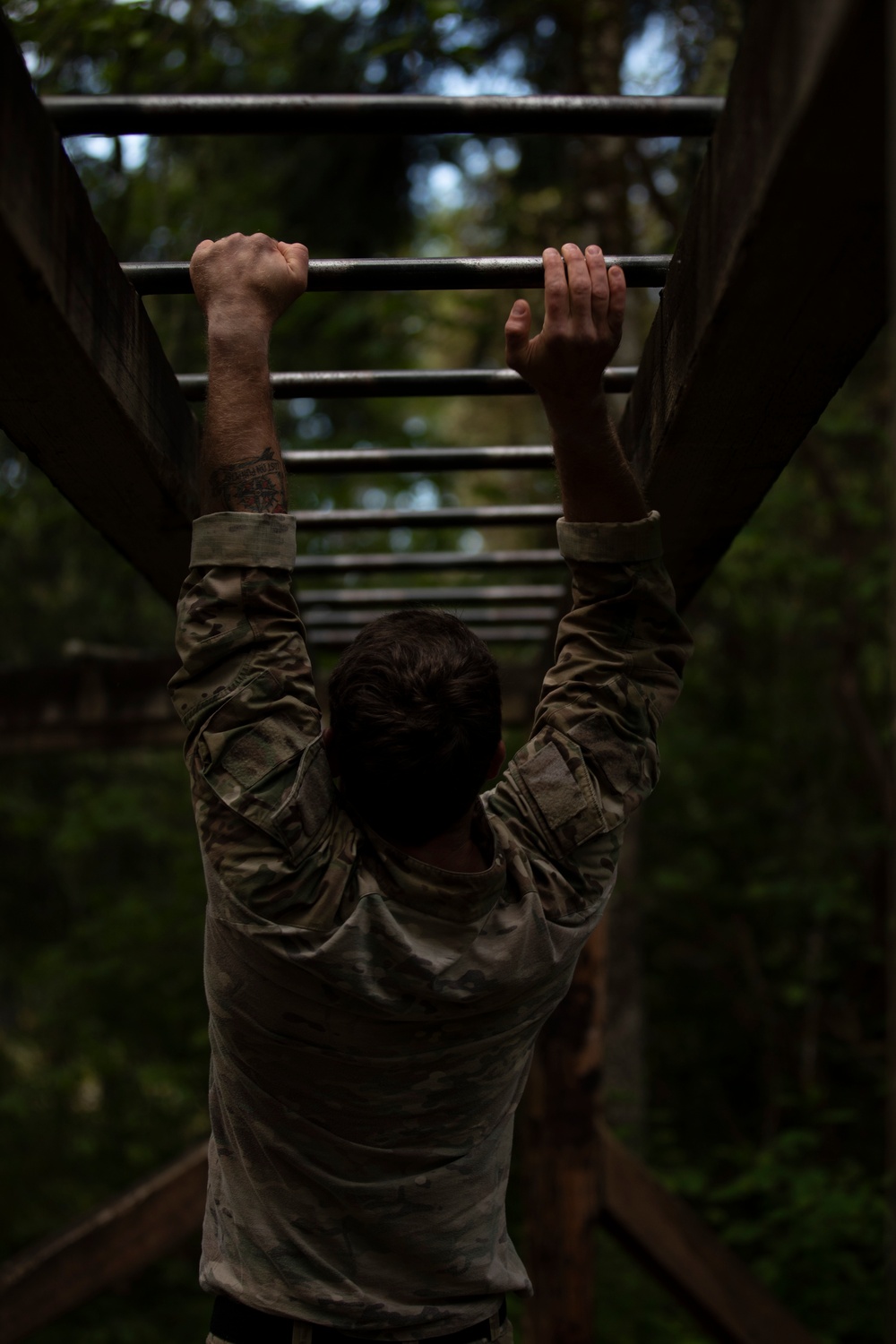 1st Special Forces Group Soldiers compete for Best Warrior Honors at an Obstacle Course