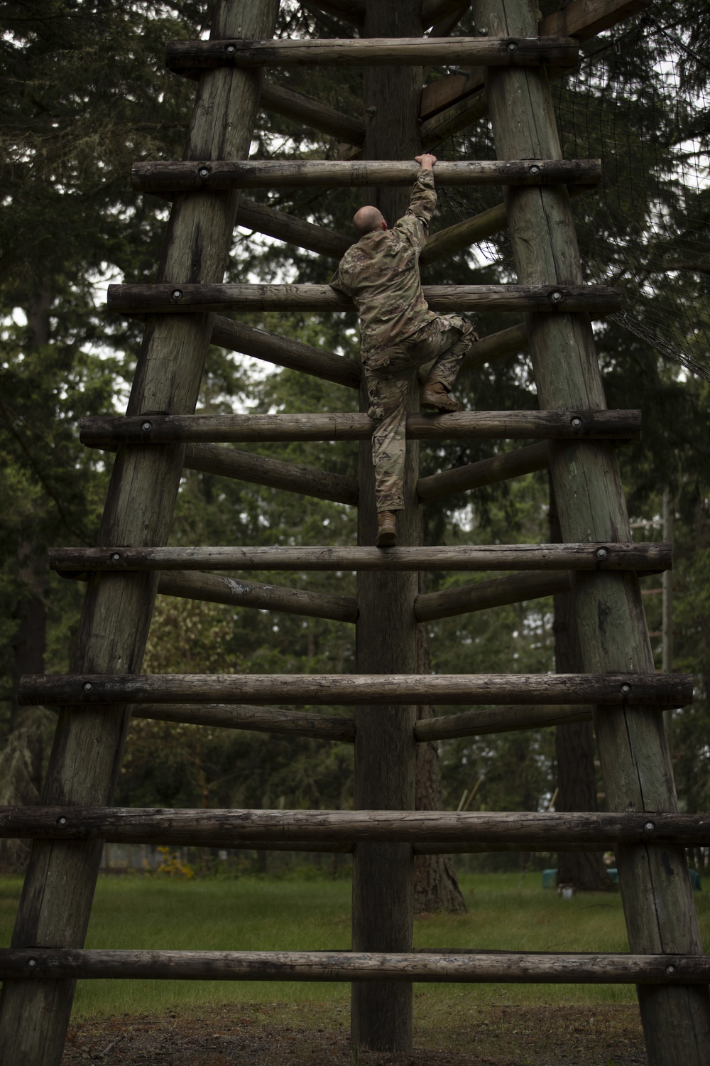 1st Special Forces Group Soldiers compete for Best Warrior Honors at an Obstacle Course