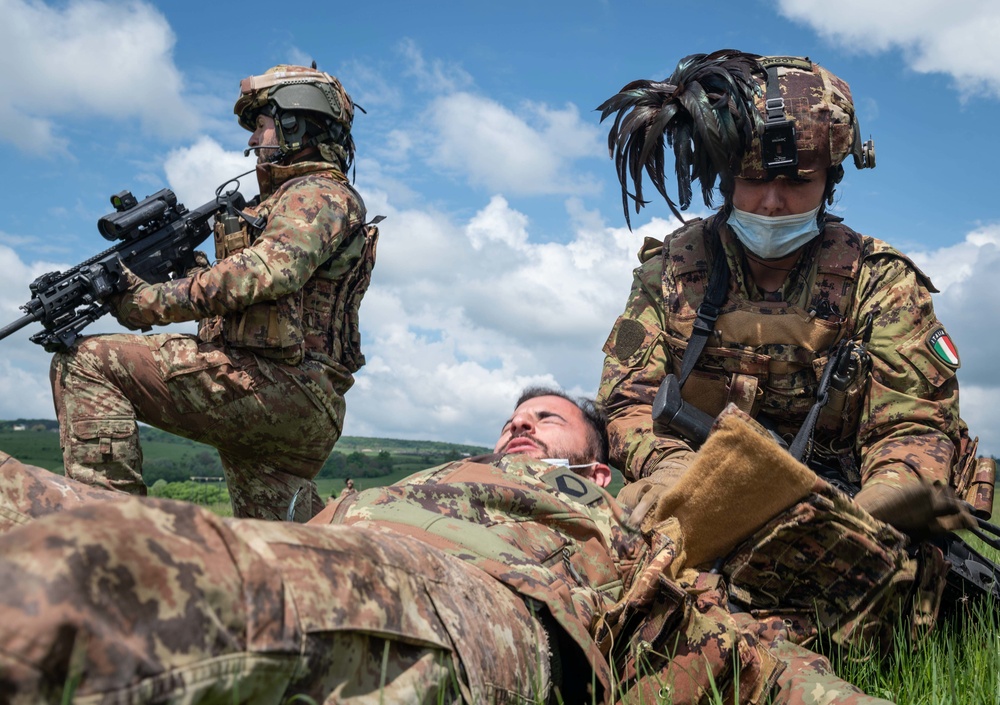 Italian Soldiers assigned to the 1st Mechanized Battalion ‘Bersaglieri’ treat a simulated casualty during Exercise Steadfast Defender 2021 in Romania