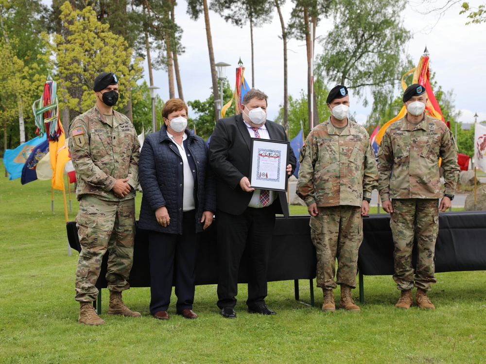 Lupburg Bürgmeister receives 7ATC Good Neighbor Award