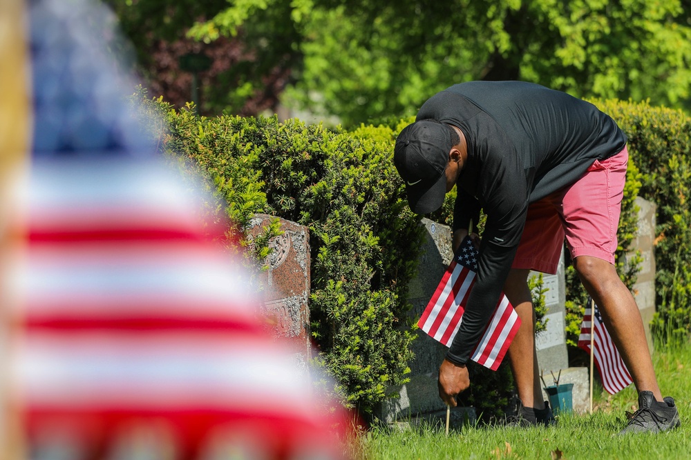 Dvids Images U S Navy Sailors Honor Veterans With Gravesite Flags