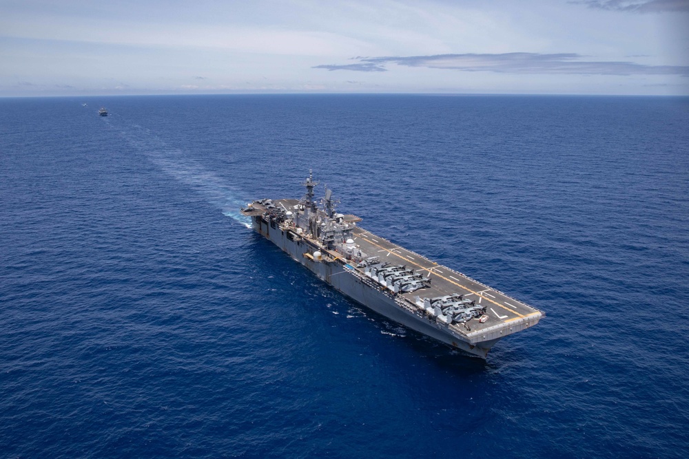 The Wasp-class amphibious assault ship USS Iwo Jima (LHD 7), front, the Blue Ridge-class amphibious command ship USS Mount Whitney (LCC 20) and the Portuguese Navy’s Vasco da Gama-class frigate NRP Alvares Cabral (F 331) transit in formation