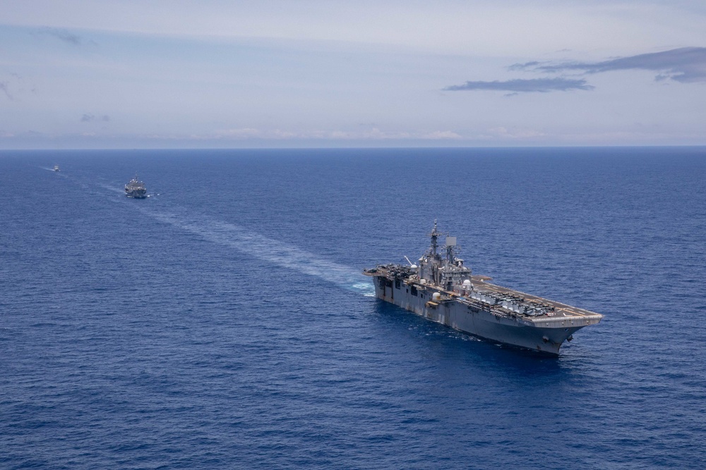 The Wasp-class amphibious assault ship USS Iwo Jima (LHD 7), front, the Blue Ridge-class amphibious command ship USS Mount Whitney (LCC 20) and the Portuguese Navy’s Vasco da Gama-class frigate NRP Alvares Cabral (F 331) transit in formation