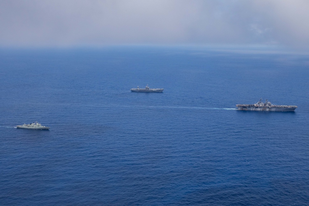 he Wasp-class amphibious assault ship USS Iwo Jima (LHD 7), right, the Blue Ridge-class amphibious command ship USS Mount Whitney (LCC 20) and the Portuguese Navy’s Vasco da Gama-class frigate NRP Alvares Cabral (F 331) transit in formation