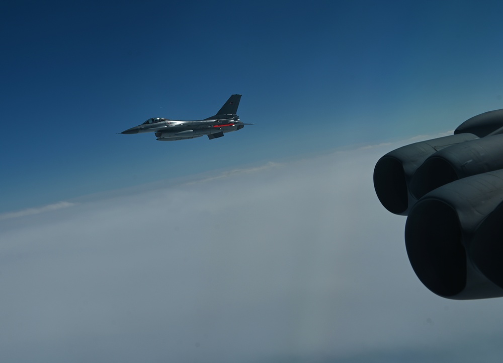 B-52s integrate with Latvian JTACs