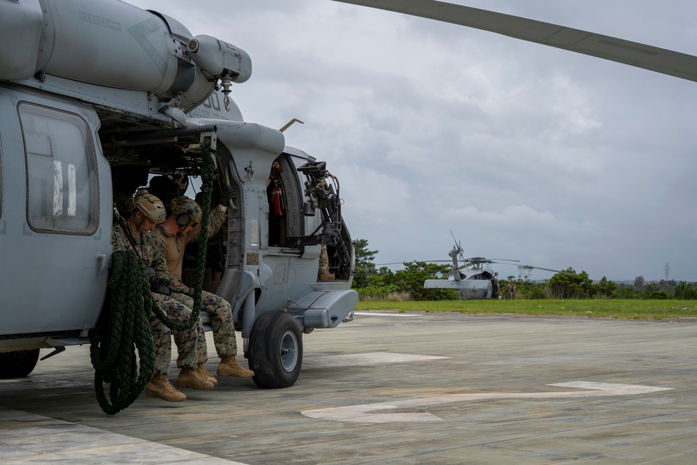 Reconnaissance Marines Conduct SPIE Rigging