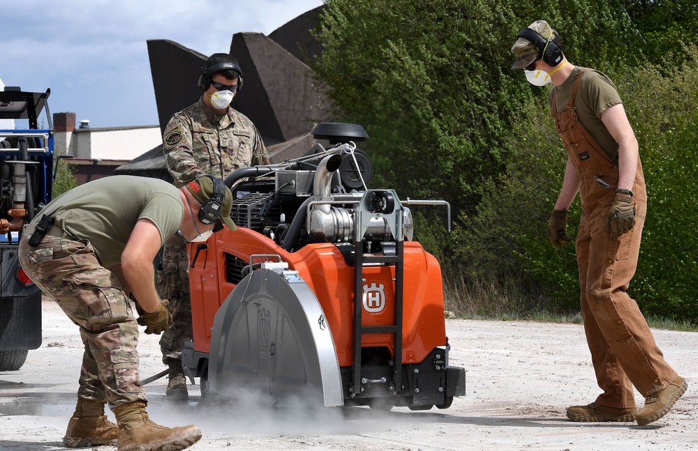 Airmen participate in RADR training