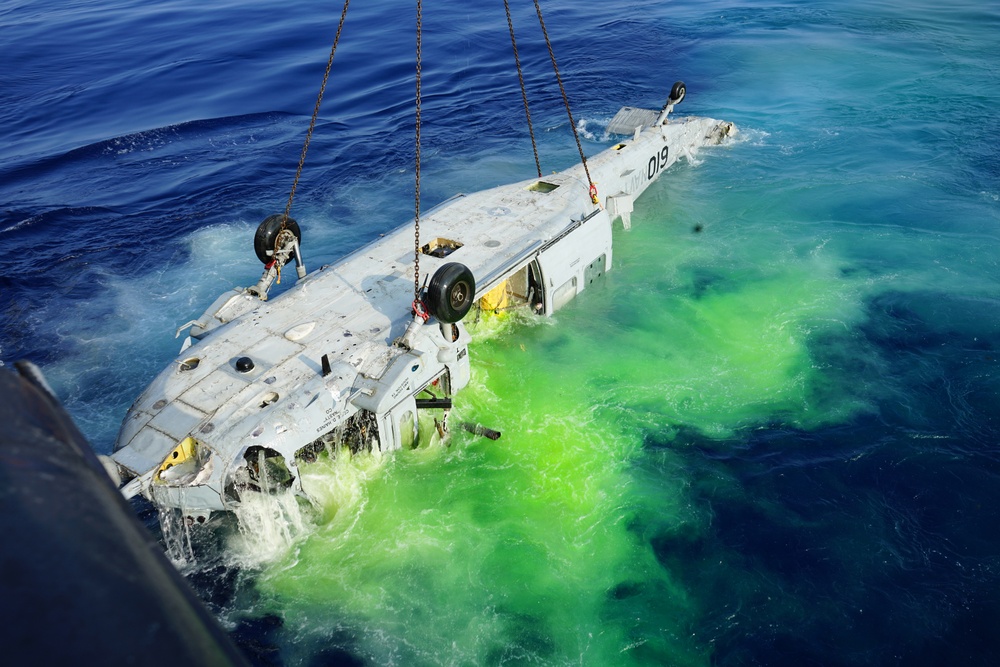 NAVSAFECEN, SUPSALV MH-60S deep-water recovery captures data to prevent future aircraft mishaps