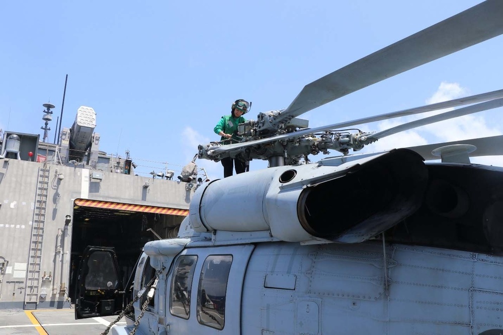 HSC 22 Sailors Conduct Phase Maintenance