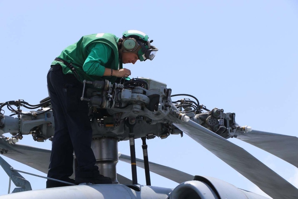 HSC 22 Sailors Conduct Phase Maintenance
