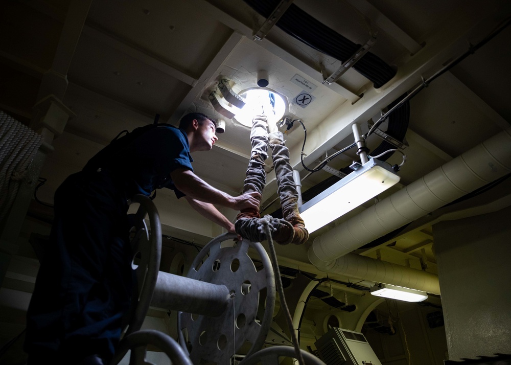 USS Sioux City Sailor Prepares Ship to Pull in