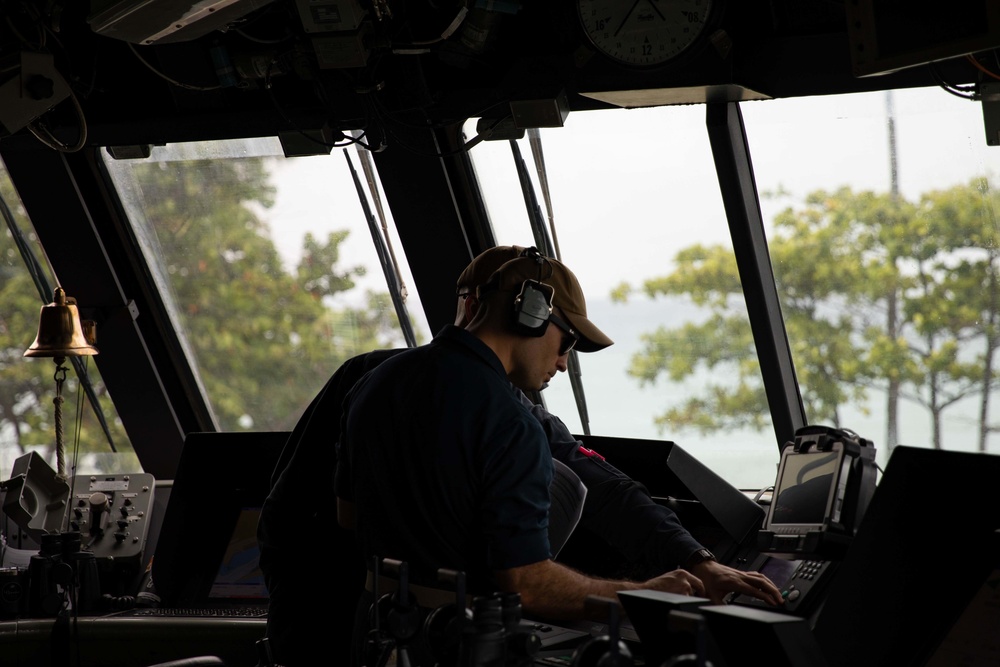 USS Sioux City Sailors Conduct Operations in the Pilot House In-port