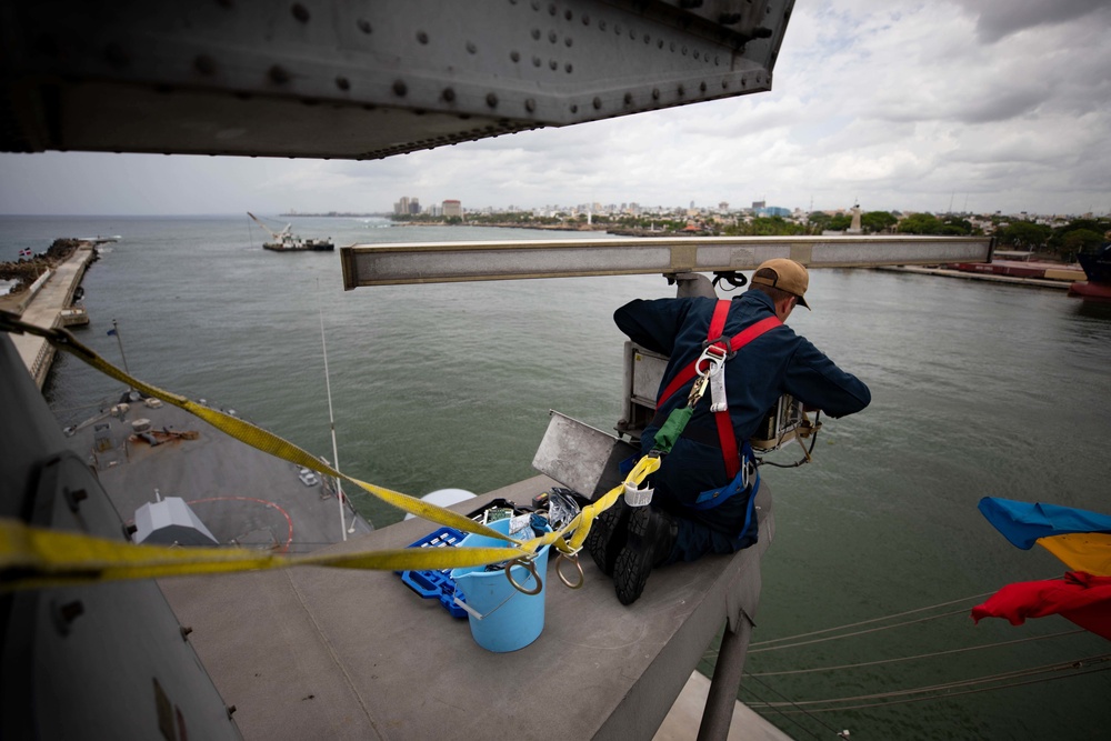 USS Sioux City Sailor Conducts Maintenance on a Radar